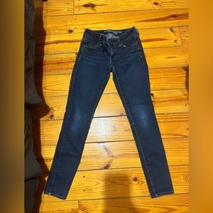 American Eagle dark wash skinny jeans. Size 2. Great condition.